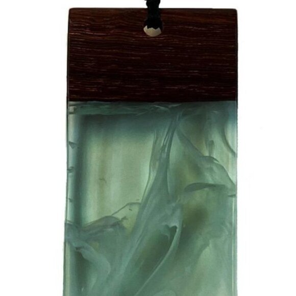 Green Jade Diffusion Necklace - Picture 2 of 3